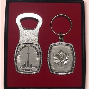 🔴 New in Box La Tour of the CN Tower Souvenir keychain and bottle opener set